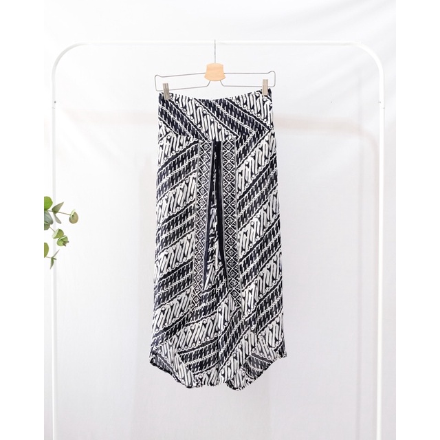 7/8 Layer Black Batik Culottes By Caviarwear