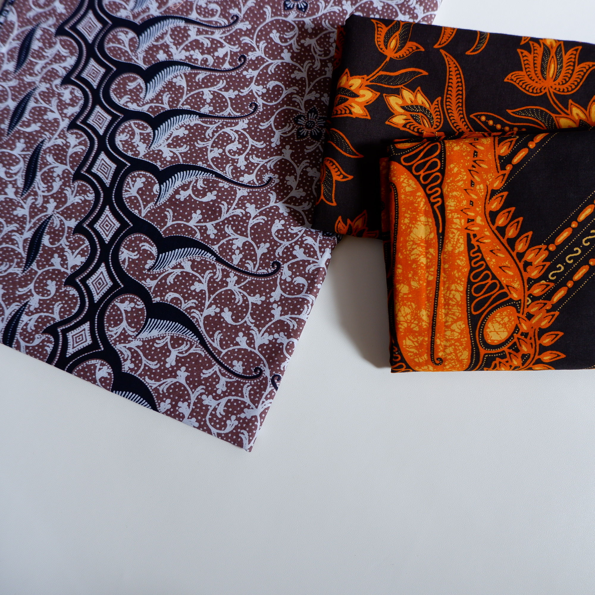 Modern Batik Print: Arumdalu 250Cm Fabric - ueothm3